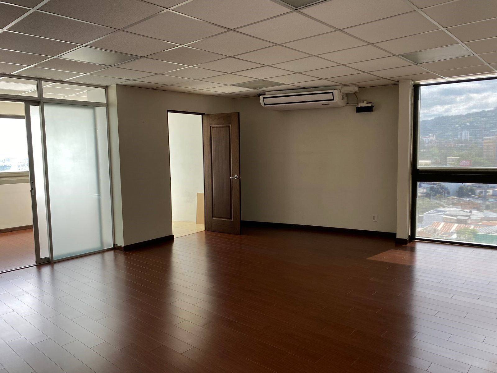 Oficina en renta en centro de negocios Torino z.10